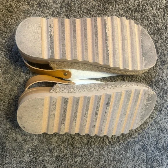 Reef Women's White and Tan Slip-On Shoes - Picture 9 of 10